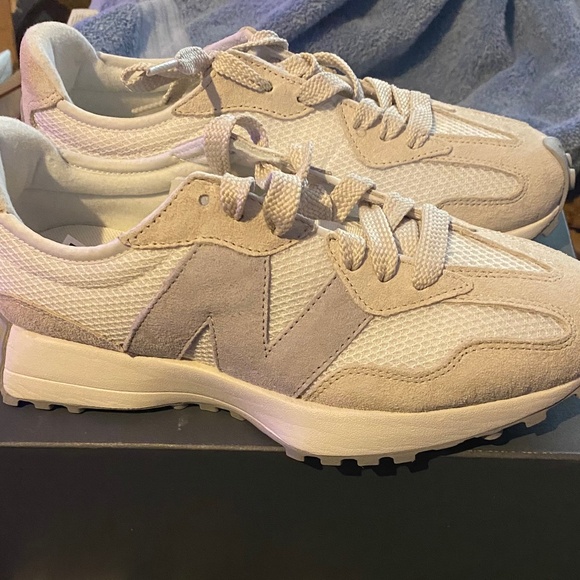 New Balance 327 - Picture 1 of 9